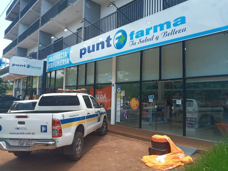 La farmacia asaltada por los motochorros en el kilómetro 10, lado Acaray, de Ciudad del Este.