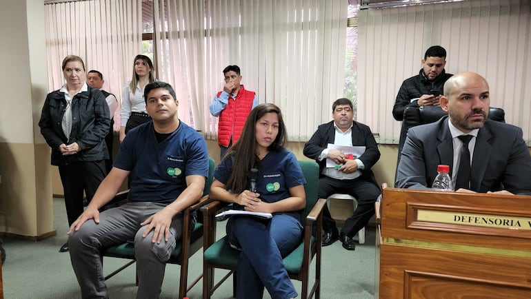 Alejandra Argüello, jefa de la Unidad de Cría y Marcos Martínez , veterinario del Jardín Botánico y Zoológico de Asunción se presentaron a la convocatoria en la sesión de la Junta asuncena.