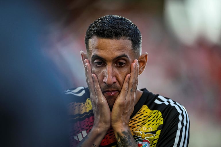 (FILES) Benfica's Argentine forward Angel Di Maria gestures during the warm up before the Algarve Cup football match between Al Nassr and SL Benfica at Algarve stadium in Loule on July 20, 2023. A piece of black nylon with a note containing a brutal warning threat against an eventual return of Angel Di Maria to Rosario was found at the entrance of the Funes Hill Miraflores in Rosario, Argentina on March 25, 2024 where Di Maria stays when in Argentina and where his mother and other family members live. Last week, Di Maria mentioned how much he is affected by the growing insecurity situation in Rosario in relation to his possible return to play for Rosario Central, the club where he began his successful professional career. (Photo by Patricia DE MELO MOREIRA / AFP)