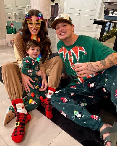 Stephi Stegman y Pablo Mejía junto al pequeño Bruno disfrutando de la magia de la Navidad en pijamas.