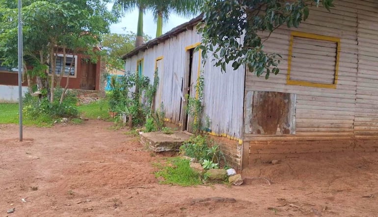 Un precario pabellón de madera con tres salas que se encuentra en malas condidciones.