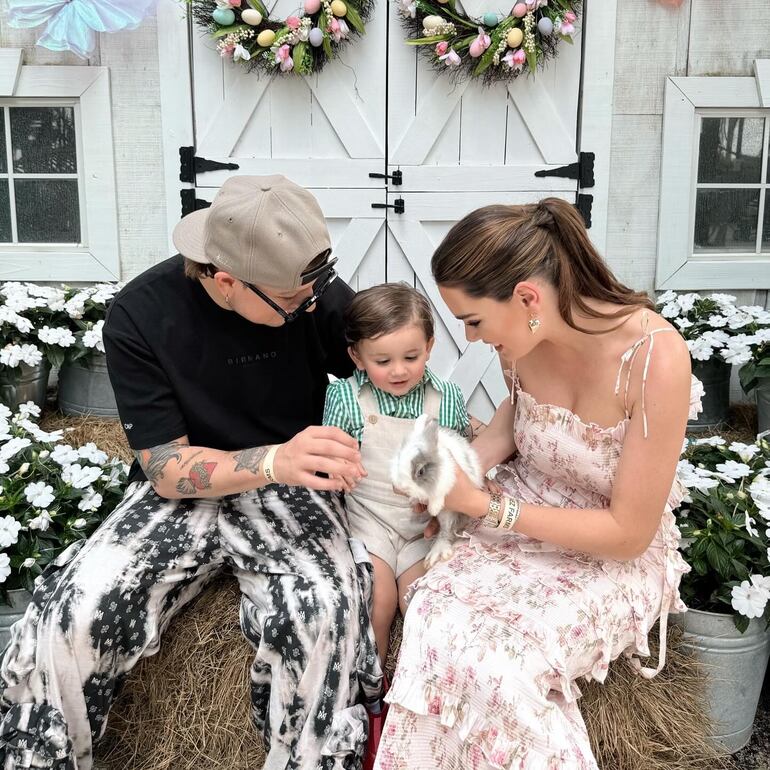 Pablo Mejía y Stephi Stegman junto a Bruno y el conejito de Pascua.