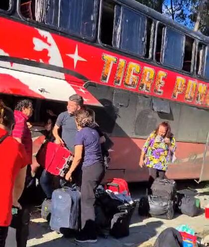 Momento en el que los viajeros paraguayos bajan sus maletas del ómnibus que ya no los iba a transportar porque no se pagó por el servicio.