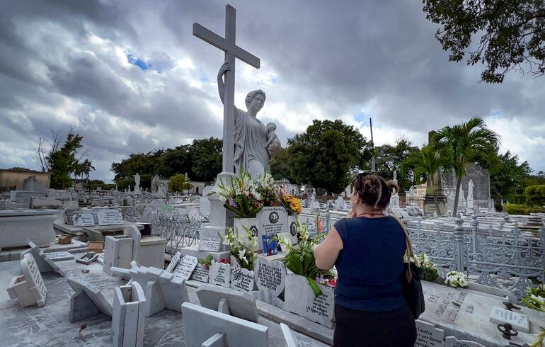 Leticia Mojarrieta, de 56 años, visita la tumba de Amelia Goyri (alias La Milagrosa) para pedir deseos personales en el Cementerio Colón de La Habana. Con sus elaboradas esculturas y arquitectura, el cementerio se considera un museo al aire libre. 