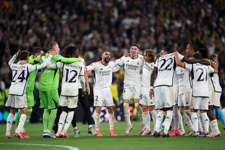 Los jugadores del Real Madrid celebra la conquista de la Liga de Campeones en Wembley. 
