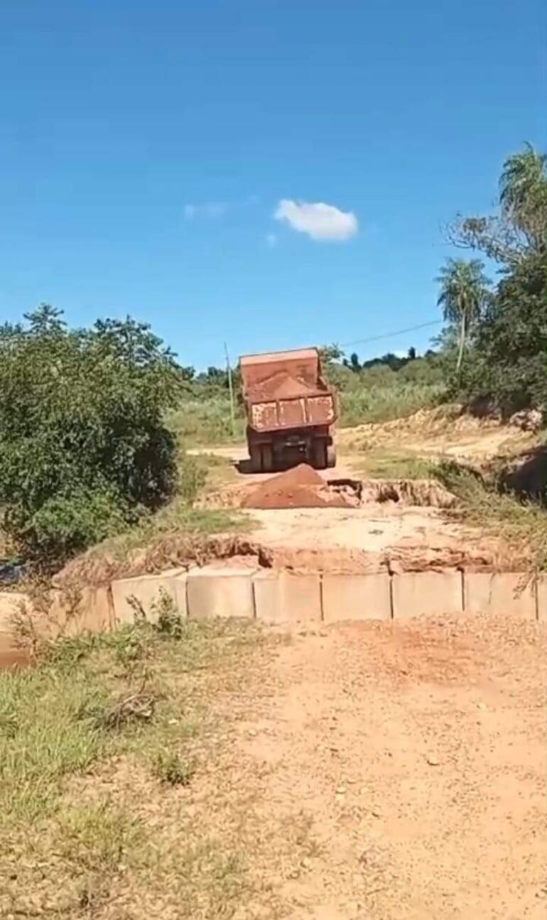 La cargada con arena sobre el puente no es la solución porque con cada lluvia es arrastrada y queda nuevamente aislados.