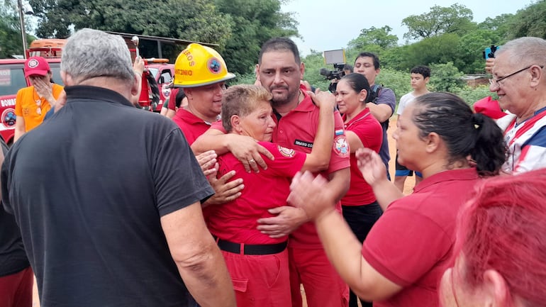 Los bomberos festejan la libertad de las detenidas. En la foto la presidenta, Mirtha Pérez.