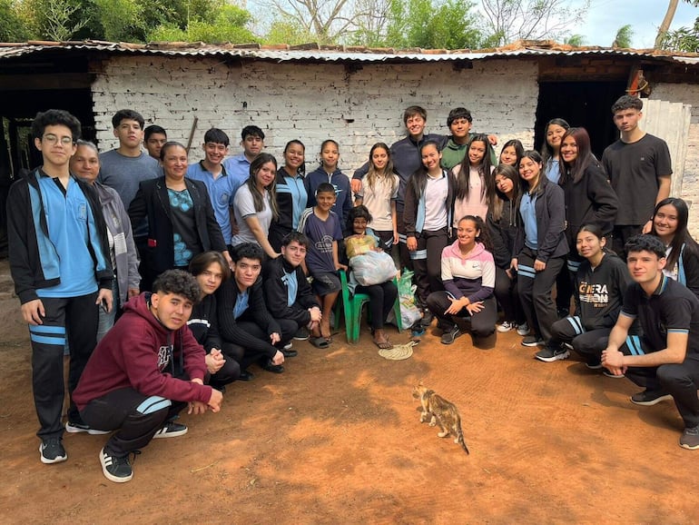 Estudiantes del Colegio Virgen Poderosa, junto con la abuela Francisca Britez, proyectan construir un sanitario con la ayuda solidaria.