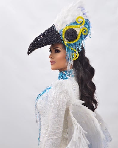 Fabi Martínez con su traje alegórico inspirado en el pájaro campana.