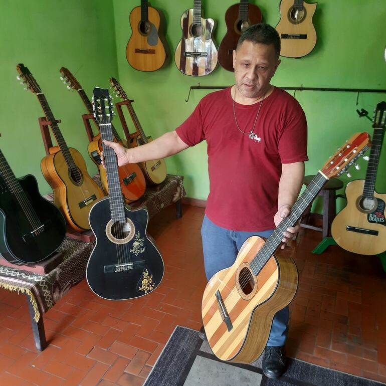 Ever Ruiz Díaz se encarga de la venta de los instrumentos en el local ubicado en el centro de Luque.