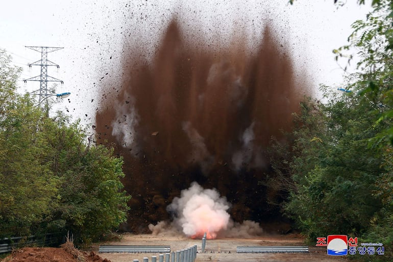 Detonación en el lado norcoreano de un camino que conecta a ambas Coreas, el pasado martes.
