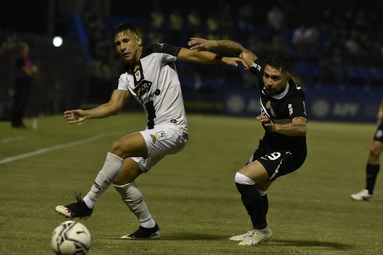 Marcelo Paredes de Tacuary disputa el balón con Víctor Salazar de Olimpia, en el Luis Alfonso Giagni.