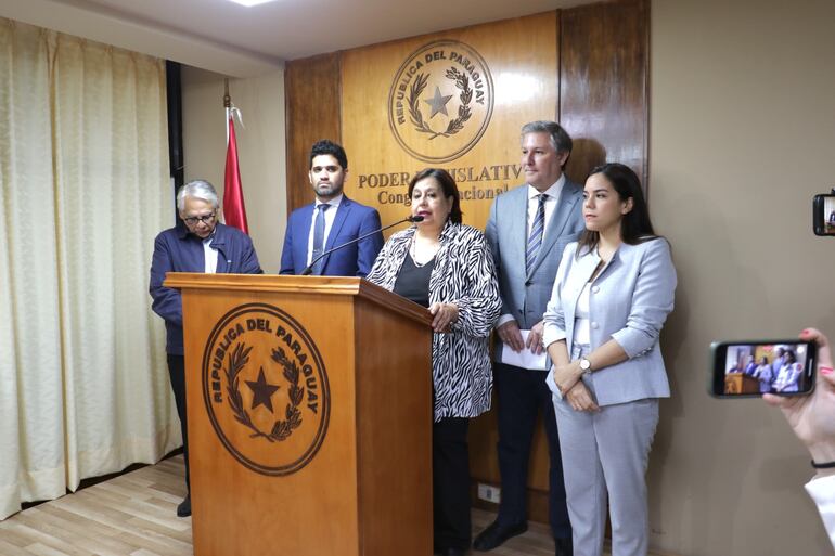 El senador Ignacio Iramain (PEN), el diputado Raúl Benítez (PEN), la senadora Esperanza Martínez (FG), el senador Rafael Filizzola (PDP) y la diputada Johanna Ortega (Alianza) en la presentación del proyecto de ley que blinda el Arancel Cero y otros programas de Salud y Educación.