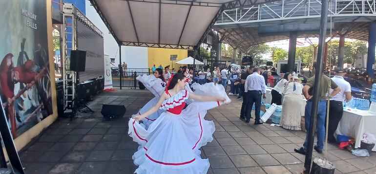 Las bailarinas cuando presentaban una coreografía al son de una música colombiana.