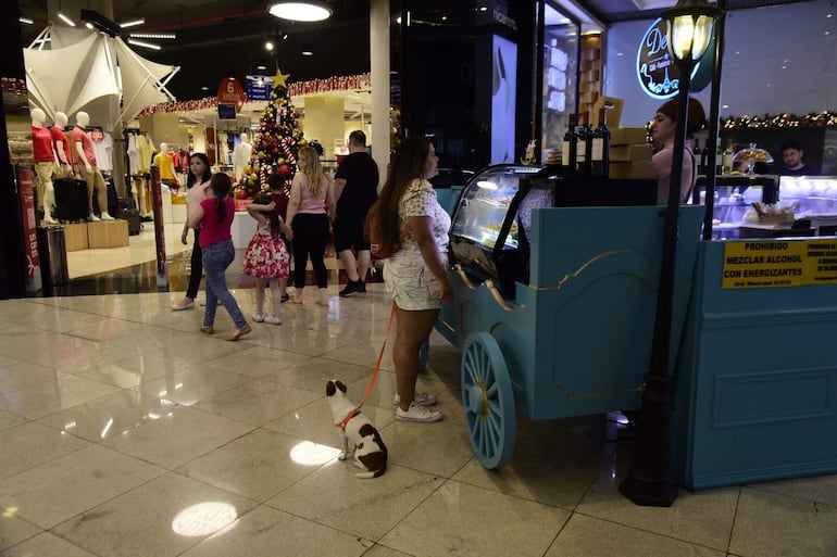 El mejor amigo de la casa tampoco faltó en la ceremonia y recorrió por los pasillos del Shopping Mariscal.