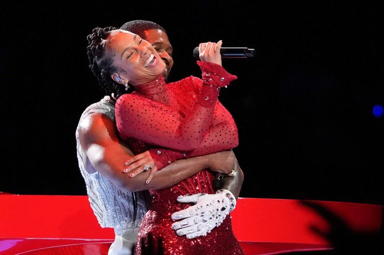 Alicia Keys fue invitada especial de Usher en el show de medio tiempo del Super Bowl 2024.
