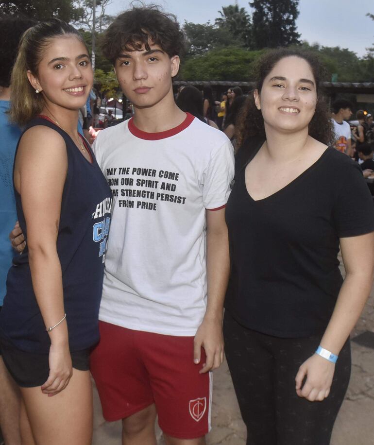 Guadalupe González, Santino Dávalos y Victoria Prats.