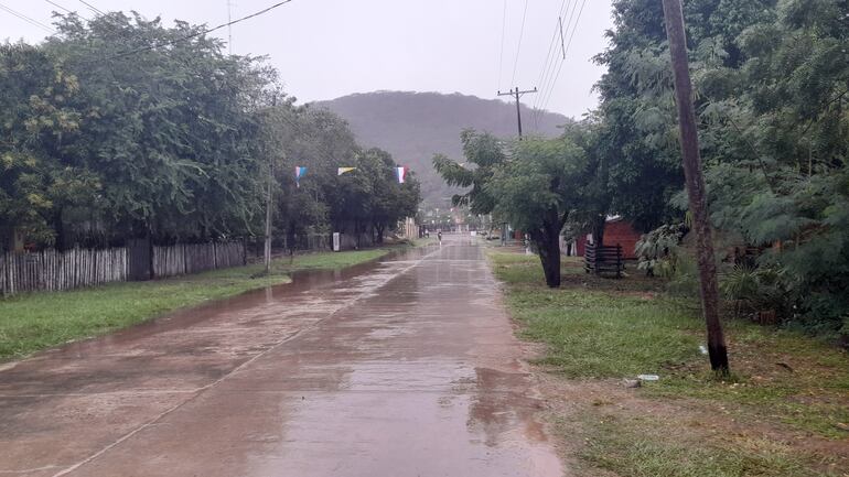 Así están las calles en Fuerte Olimpo en la mañana de este domingo, tras las lluvias registradas y sin tener el servicio de la energía eléctrica de la ANDE por mas de 10 horas.