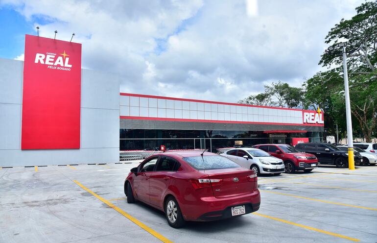 Un amplio estacionamiento está disponible para la numerosa clientela de Supermercado Real Félix Bogado.