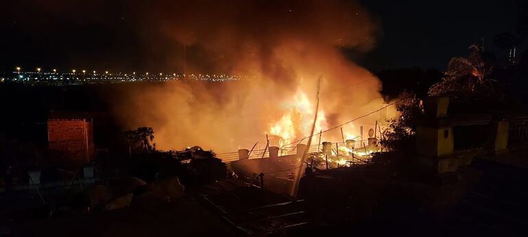 Incendio de gran magnitud en la Chacarita.