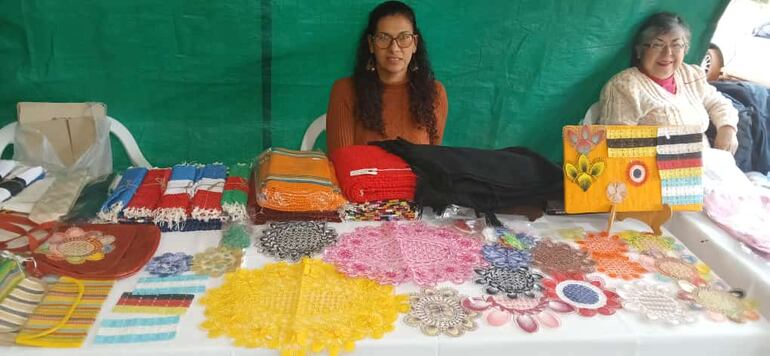 Las emprendedoras exponen artesanía de ñandutí y crochet.