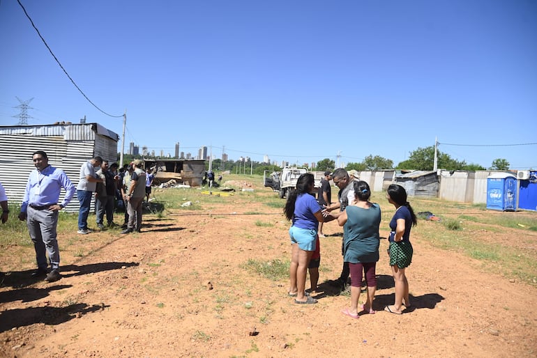 El primer lote subastado por la Municipalidad de Asunción tiene a 53 familias viviendo allí, quienes ahora quedan a la deriva.