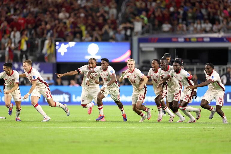 Los jugadores de Canadá festejan el último penal convertido en el partido frente a Venezuela por los cuartos de final de la Copa América 2024 en el AT&T Stadium, en Arlington, Texas.