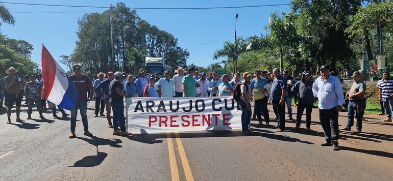 Productores de mandioca se manifiestan para que el Gobierno Nacional establezca justo precio de la mandioca. La movilización se realizó en la rotonda de Curuguaty.