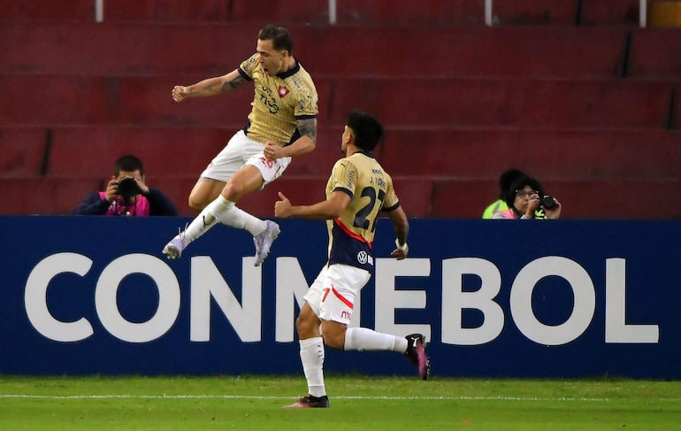 Robert Piris da Motta (i), futbolista de Cerro Porteño, festeja un gol en el partido frente a Melgar por la ida de la Fase 3 de la Copa Libertadores 2025 en el estadio Monumental de la UNSA, en Arequipa, Perú.