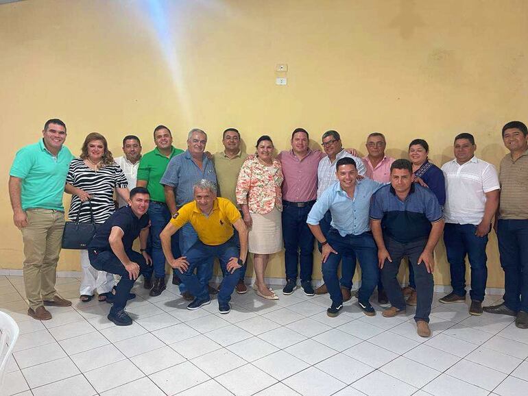 Intendentes guaireños junto con los tres diputados por Guairá. Foto Archivo