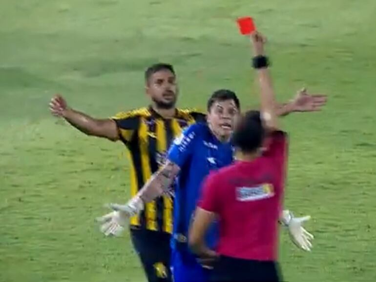 Momento de la expulsión del arquero Gaspar Servio, jugador de Guaraní, en el partido frente a Libertad por la cuarta fecha del torneo Apertura 2025 del fútbol paraguayo en el estadio Rogelio Silvino Livieres, en Asunción, paraguay.