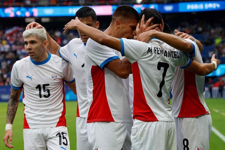 Marcelo Fernández (7), jugador de la selección de Paraguay, festeja un gol en el partido ante Israel por la segunda fecha del Grupo D del Torneo de Fútbol masculino de los Juegos Olímpicos París 2024 en el estadio Parque de los Príncipes, en París.