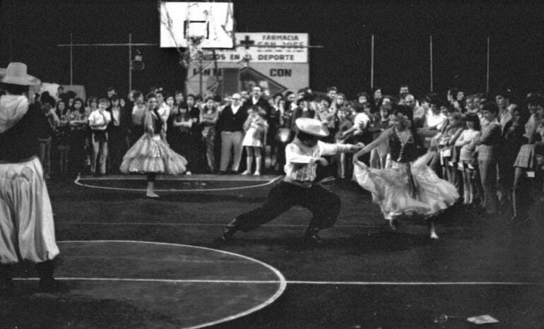 Las fiestas de San Juan incluían grandes bailes populares.