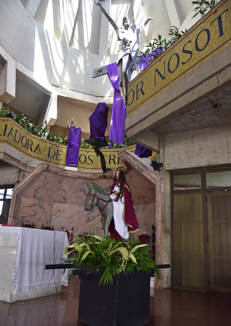 El Señor de las Palmas en el Santuario de María Auxiliadora luego de ser llevado en procesión desde la Casa Museo Ñembo'e Rendá de la Fundación Fernando Gómez Scifo.