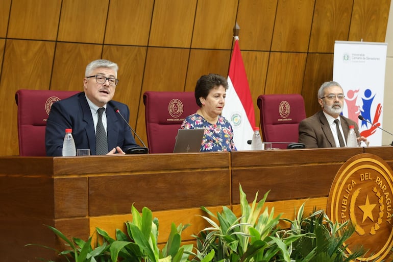 La autora ecuatoriana María Judith Turriaga, el pastor evangélico Miguel Ortigoza (izquierda) y el ex ministro de Cultura Fernando Griffith.