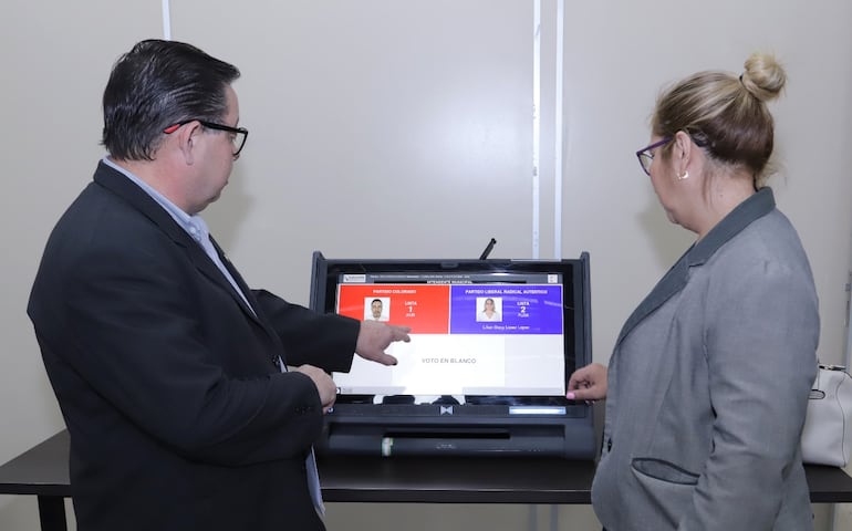 Los representantes de los partidos políticos que participarán de las elecciones municipales complementarias verificaron las máquinas de votación.