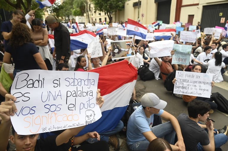 Estudiantes de la Universidad Nacional de Asunción (UNA) en paro se manifiestan por el Arancel Cero sobre la calle El Paraguayo Independiente.