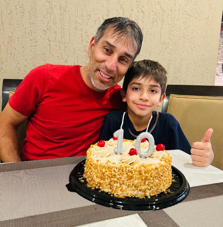 Papá Nelson Cuevas con el cumpleañero Leonel. (Instagram/Alicia Ramírez)