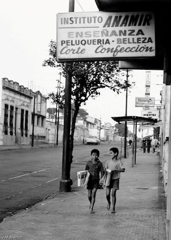 Canillitas, Asunción, Paraguay, 1975. Fotografía de J. M. Blanch