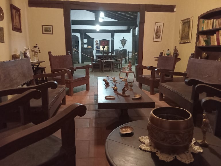 Una amplia sala y comedor decorados con objetos valiosos de diversos años y muebles de maderas rústicas componen el auditorio del Museo Mitológico.