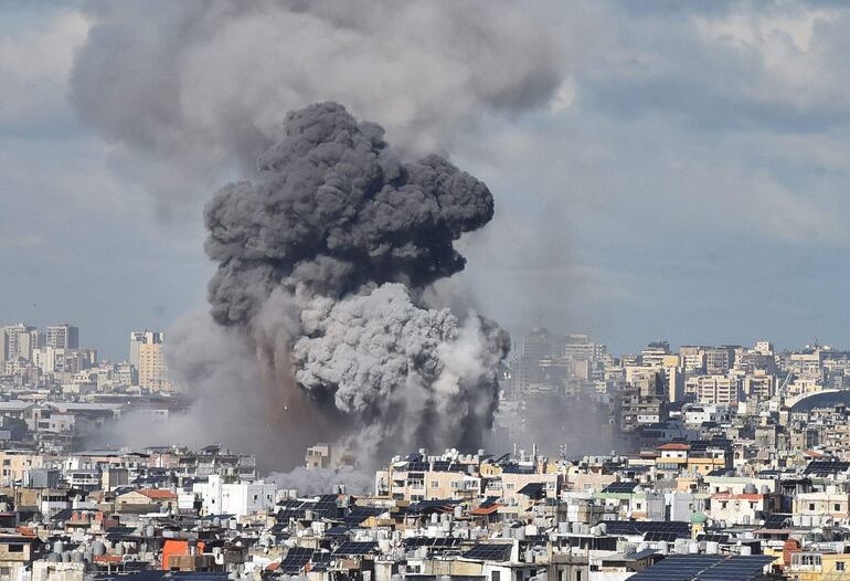 Humo sobre Beirut, Líbano, durante un bombardeo israelí este martes.