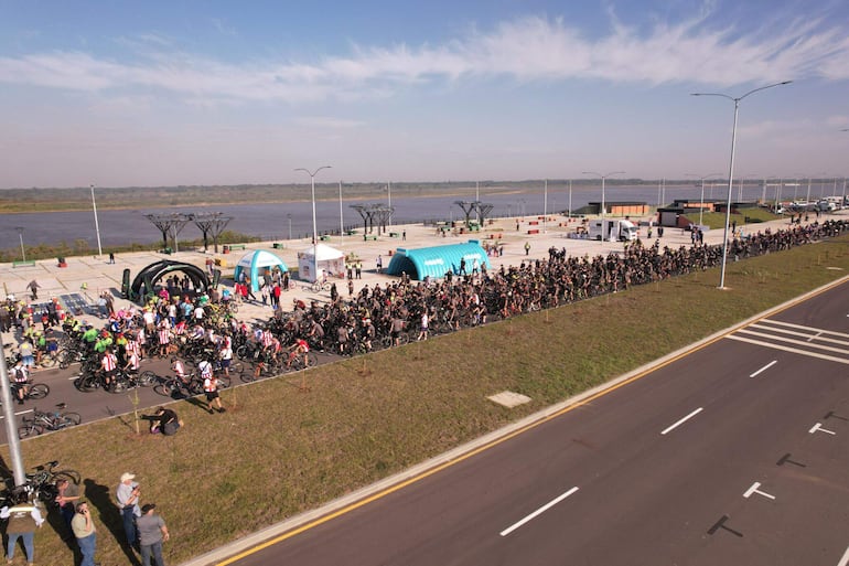 Multitudinaria participación de ciclistas en la inauguración de la Costanera Sur durante la mañana.