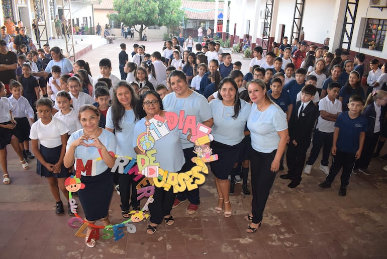 En la escuela Monseñor Ángel Nicolás Acha, donde asisten unos 500 alumnos, se esperan la entrega de útiles escolares y la reparación de un sanitario dañado.