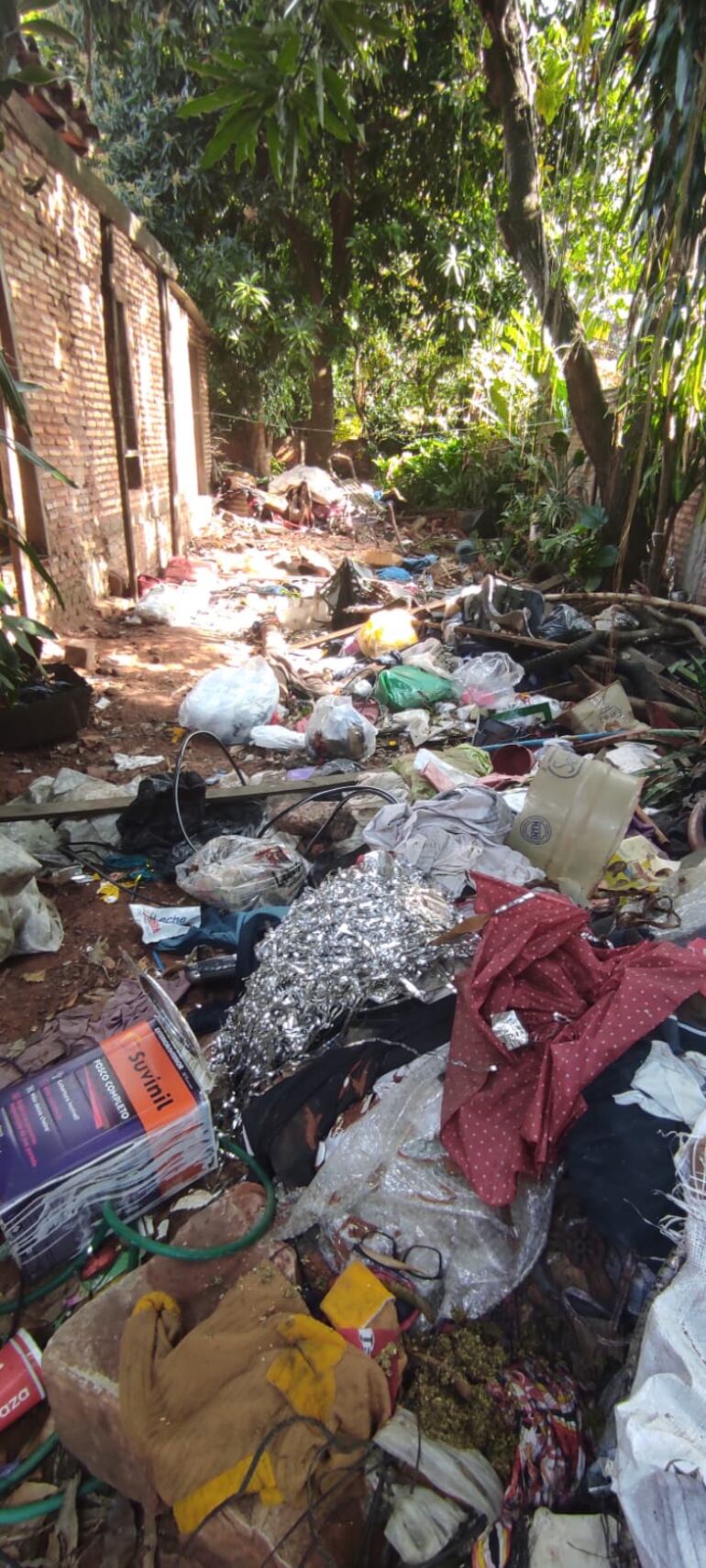 Basura en la vivienda en la que residían los menores.