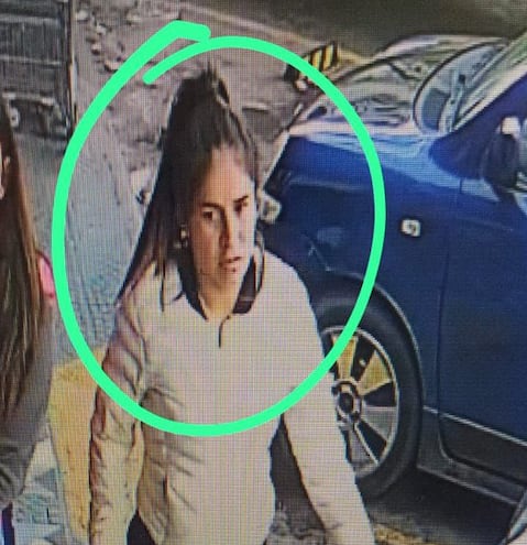 La joven apuntó a esta mujer como la descuidista que tomó su billetera.