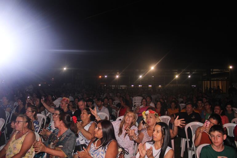 Gran cantidad de gente en el Festival del Poncho Paraí.