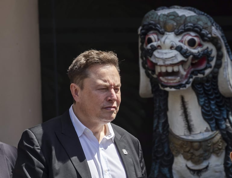 Fotografía de archivo que muestra al empresario tecnológico estadounidense Elon Musk, tras asistir al 10º Foro Mundial del Agua en Nusadua, Bali (Indonesia). Un grupo de ocho exingenieros de SpaceX presentó este miércoles una demanda ante un tribunal estatal de Los Ángeles (Estados Unidos) en la que acusan a la compañía aeroespacial y a su consejero delegado, Elon Musk, de acoso sexual y discriminación por razón de sexo a sus trabajadoras.