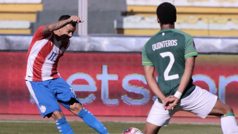 Alejandro Romero Gamarra, durante el duelo ante Bolivia y ante la marca del defensor, Quinteros.