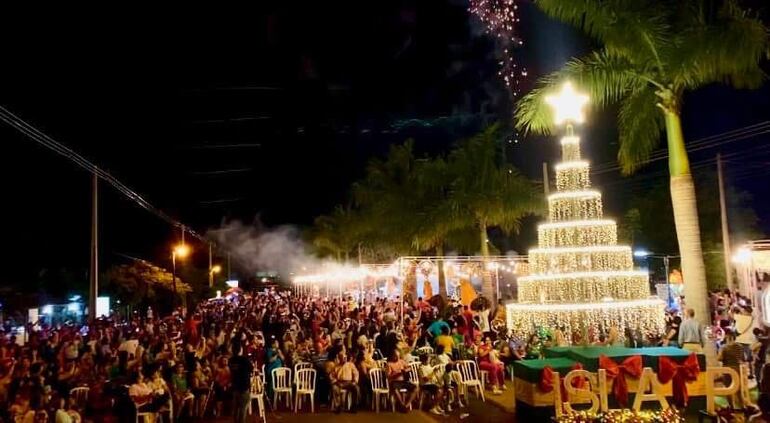 Por las noches se puede apreciar el maravilloso árbol y las luces que le dan el ambiente festivo a la ciclovía de la cuidad.