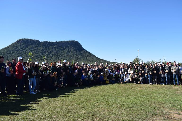 Acto de inicio del plantatón en el parque ecológico Cerro Hú de Paraguarí.